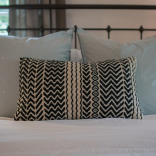 Immagine di una piccola camera da letto boho chic con pareti bianche, pavimento in legno massello medio e pavimento giallo