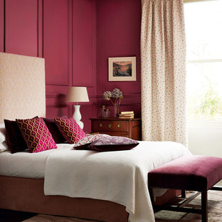 Ejemplo de dormitorio principal, clásico renovado, con paredes rosas