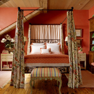 Idee per una camera da letto mediterranea con pareti rosse e pavimento in legno massello medio