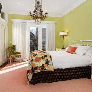 Klassisches Hauptschlafzimmer ohne Kamin mit grüner Wandfarbe und rosa Boden in New York