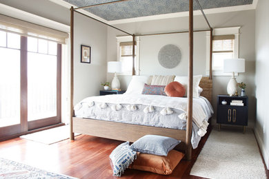 ロサンゼルスにあるトランジショナルスタイルのおしゃれな寝室 (グレーの壁、無垢フローリング、茶色い床、クロスの天井、グレーとブラウン) のインテリア