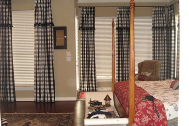 ヒューストンにあるトラディショナルスタイルのおしゃれな寝室のレイアウト