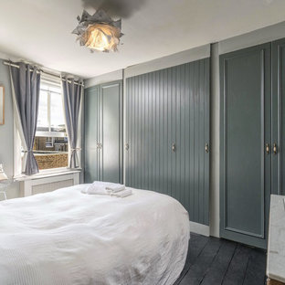 Foto de dormitorio principal, clásico renovado, de tamaño medio, con paredes grises y suelo de madera pintada