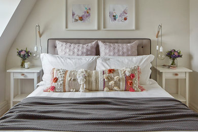 ロンドンにあるエクレクティックスタイルのおしゃれな主寝室 (白い壁、カーペット敷き、ベージュの床) のレイアウト