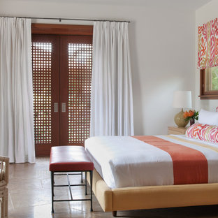 Aménagement d'une très grand chambre d'amis asiatique avec un mur beige et un sol en carrelage de céramique.