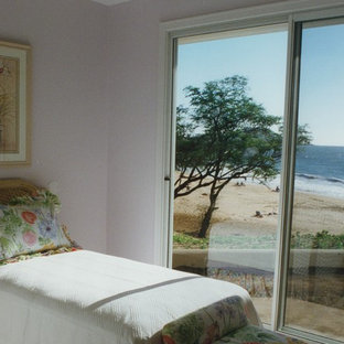 Imagen de habitación de invitados exótica, grande, con paredes púrpuras y moqueta