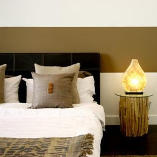 Example of a minimalist bedroom design in Los Angeles