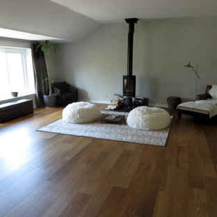 Mittelgroßes Klassisches Gästezimmer mit grauer Wandfarbe, dunklem Holzboden und Kaminofen in Los Angeles
