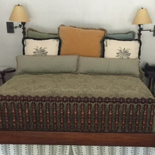 Foto de dormitorio principal, de estilo americano, grande, con paredes blancas, suelo de piedra caliza, chimenea tradicional y marco de chimenea de baldosas y/o azulejos