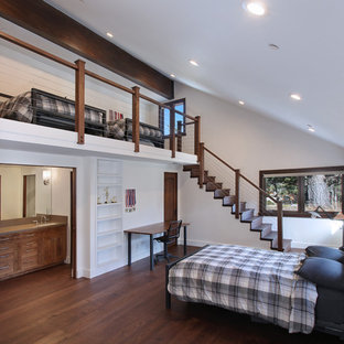 Rustikales Schlafzimmer im Loft-Style mit weißer Wandfarbe und dunklem Holzboden in Orange County