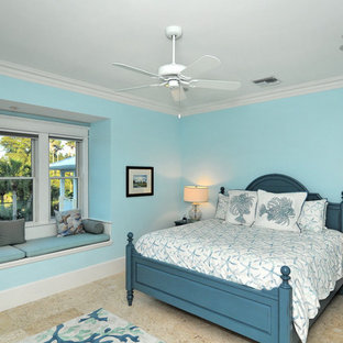 Modelo de habitación de invitados costera, de tamaño medio, con paredes azules y suelo multicolor