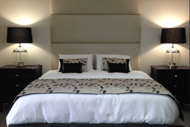 パースにある巨大なコンテンポラリースタイルのおしゃれな寝室のレイアウト