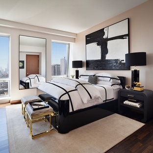 Mittelgroßes Modernes Schlafzimmer mit beiger Wandfarbe in New York