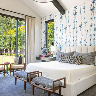 Exemple d'une chambre avec moquette méditerranéenne avec un mur blanc et un sol gris.
