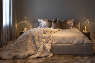 ウエストミッドランズにある広いコンテンポラリースタイルのおしゃれな主寝室 (グレーの壁、カーペット敷き、グレーの床)