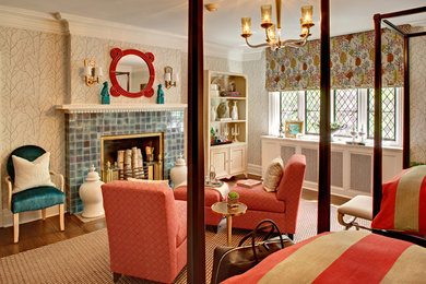 Cette photo montre une chambre éclectique avec un mur beige, une cheminée standard et un manteau de cheminée en carrelage.