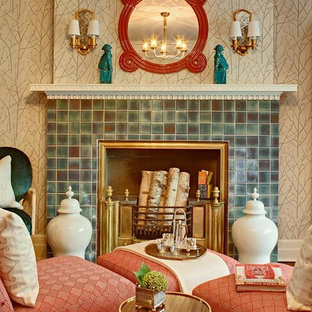 Diseño de habitación de invitados minimalista, grande, con suelo de madera oscura, chimenea tradicional y marco de chimenea de baldosas y/o azulejos