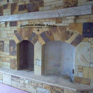 Diseño de dormitorio principal, rural, de tamaño medio, con paredes beige, suelo de piedra caliza, chimenea tradicional, marco de chimenea de piedra y suelo beige