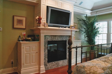 ニューヨークにある中くらいなトラディショナルスタイルのおしゃれな客用寝室 (標準型暖炉、石材の暖炉まわり)