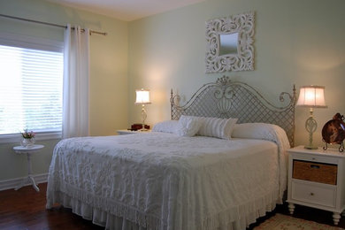 Diseño de habitación de invitados tradicional de tamaño medio con paredes beige, suelo de madera oscura y suelo marrón