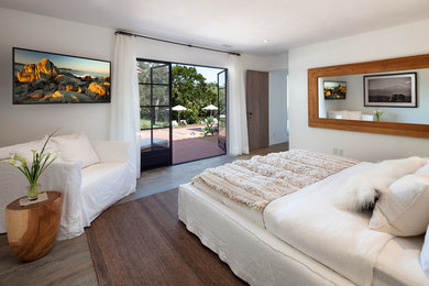 Modelo de habitación de invitados costera de tamaño medio sin chimenea con paredes blancas, suelo vinílico y suelo gris