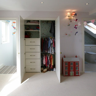 Foto de dormitorio tipo loft, clásico, de tamaño medio, con paredes púrpuras y moqueta