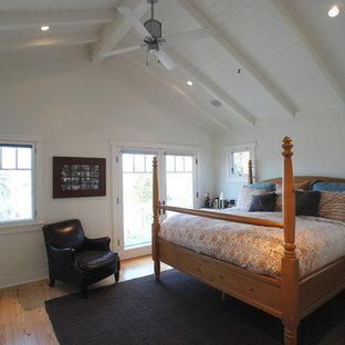 Diseño de dormitorio principal, tropical, con paredes blancas y suelo de madera clara