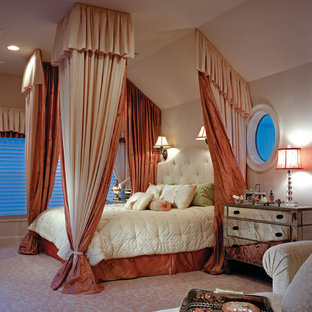Imagen de dormitorio principal, romántico, grande, sin chimenea, con paredes beige, moqueta y suelo rosa