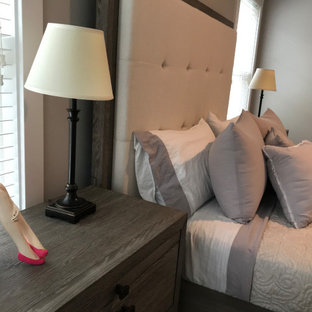 Imagen de habitación de invitados extra grande con suelo de bambú, suelo marrón y paredes grises