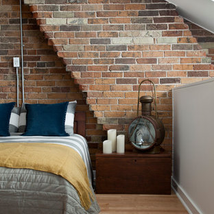 Imagen de dormitorio tipo loft, urbano, con paredes blancas y suelo de madera clara