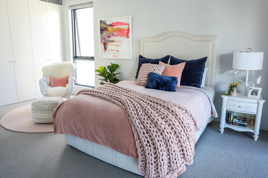 Imagen de dormitorio beige y rosa tradicional renovado de tamaño medio con suelo de ladrillo