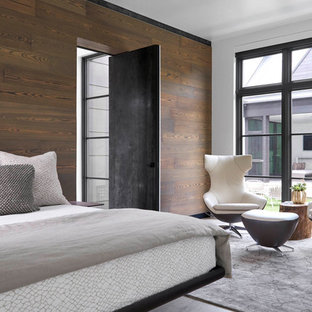 Großes Modernes Hauptschlafzimmer ohne Kamin mit weißer Wandfarbe, Betonboden und grauem Boden in Dallas