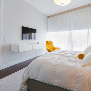 Modelo de dormitorio principal, minimalista, grande, sin chimenea, con paredes blancas, suelo de linóleo y suelo marrón
