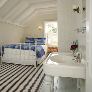 Mittelgroßes Maritimes Gästezimmer ohne Kamin mit gebeiztem Holzboden, beiger Wandfarbe und blauem Boden in Boston