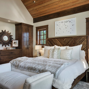 Diseño de habitación de invitados rural, de tamaño medio, con paredes beige, moqueta y suelo azul