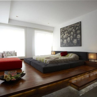 Imagen de dormitorio principal, industrial, grande, con paredes blancas