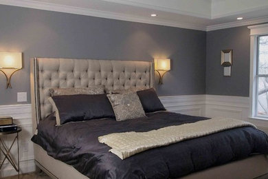 На фото: хозяйская спальня в стиле фьюжн с серыми стенами и ковровым покрытием с