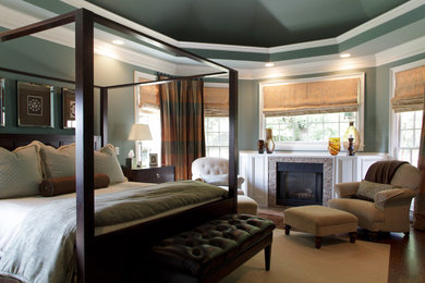 Exempel på ett klassiskt sovrum, med en spiselkrans i trä och en standard öppen spis