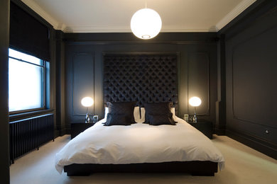 ロンドンにある中くらいなモダンスタイルのおしゃれな主寝室 (黒い壁、カーペット敷き、コーナー設置型暖炉、石材の暖炉まわり) のレイアウト