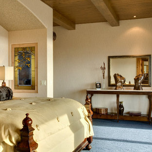 Imagen de dormitorio principal, rústico, grande, con paredes beige, moqueta y suelo azul