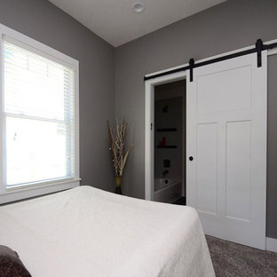 Modelo de dormitorio principal, minimalista, pequeño, sin chimenea, con paredes grises, moqueta y suelo gris