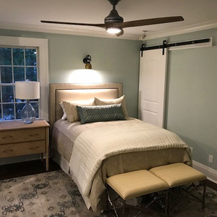 Imagen de habitación de invitados de estilo de casa de campo, grande, con paredes verdes, suelo de bambú y suelo marrón