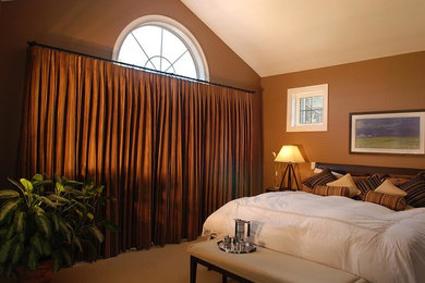 Ejemplo de dormitorio principal tradicional de tamaño medio con paredes marrones, moqueta y suelo beige