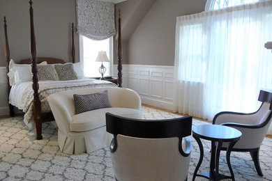 ボストンにある広いトランジショナルスタイルのおしゃれな主寝室 (ベージュの壁、淡色無垢フローリング、暖炉なし、グレーの床) のレイアウト