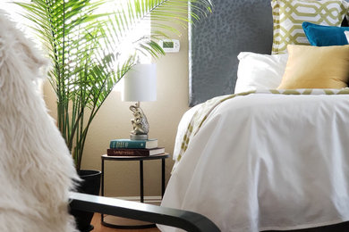 Ejemplo de dormitorio principal tradicional renovado de tamaño medio sin chimenea con paredes beige, suelo de bambú y suelo beige