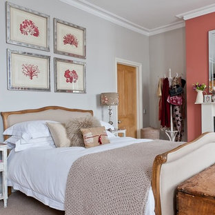 Diseño de dormitorio principal, romántico, de tamaño medio, con paredes rosas, moqueta, chimenea tradicional, marco de chimenea de madera y suelo beige