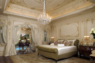 マイアミにある広いトラディショナルスタイルのおしゃれな主寝室 (白い壁、濃色無垢フローリング)