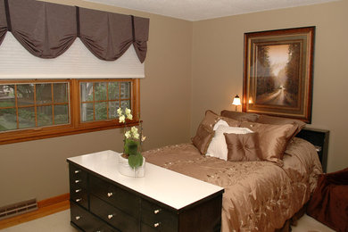 Foto de dormitorio principal clásico grande sin chimenea con paredes beige y moqueta