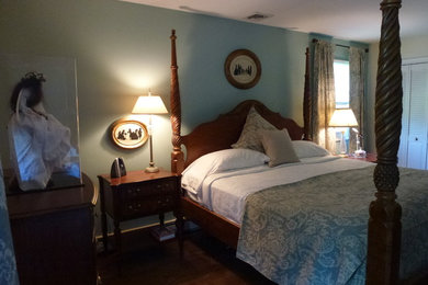 Bedroom - traditional bedroom idea in Bridgeport