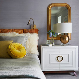 Aménagement d'une grand chambre classique avec un mur gris.